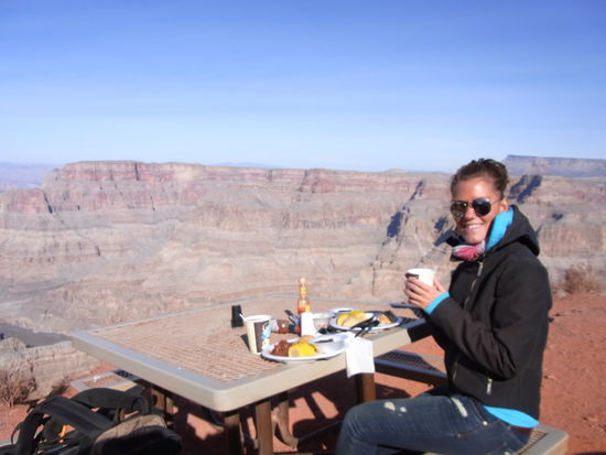 So einen Ausblick beim Mittagessen gibt es nicht alle Tage: für die Michi gab's Maiskolben und Gemüse....für den Alex "geschrettertes" Rindfleisch mit Maiskolben