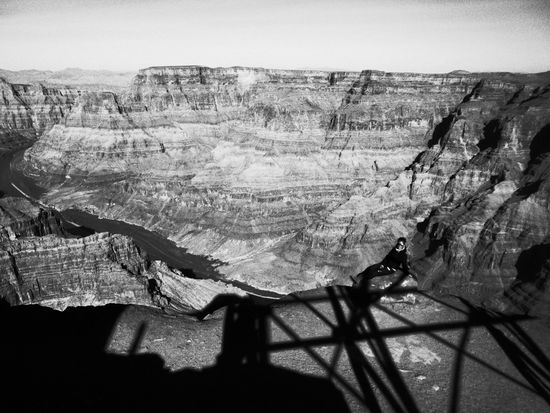 Michi ganz klein vor den verschiedenen Gesteinsschichten des Grand Canyon