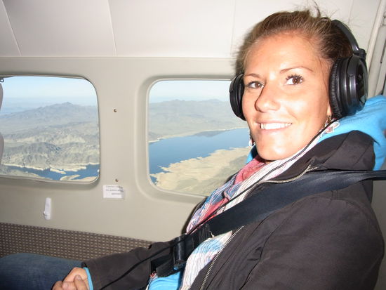 Überglücklich und mit einem Lächeln im Gesicht ging es wieder zurück in die Stadt der Sünde: Vegas....hier fliegen wir gerade über den Lake Med