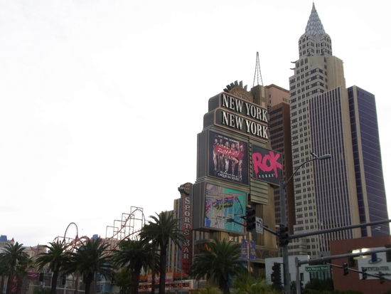 Vor dem Hotel New York New York mit seinem Rollercoaster links....auf der obersten Spitze war Alex schon ganz schwummerig