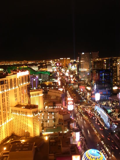 Zuletzt ging es auf die halb so hohe Kopie des Eiffelturms...trotzdem sehr hoch für super Ausblicke auf den Strip: hier Richtung Süden