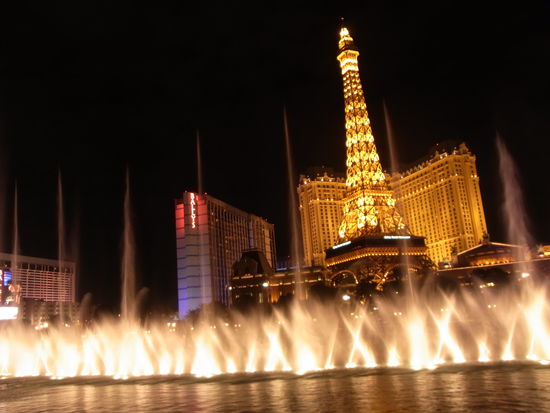 Wasserfontänenspiel zu klassischer Musik am Bellagio Hotel vor dem "Parisier" Eiffelturm