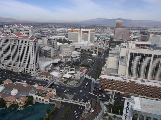 Wie oben: Blick nach Norden auf den Strip mit dem Caesar's Palace links, dem Kolloseum, un dem Mirage, rechts weitere Hotels