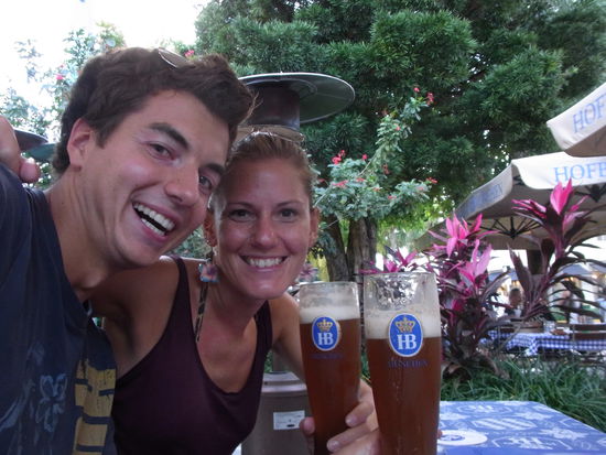 HB München mit originalen Bierbänken und...