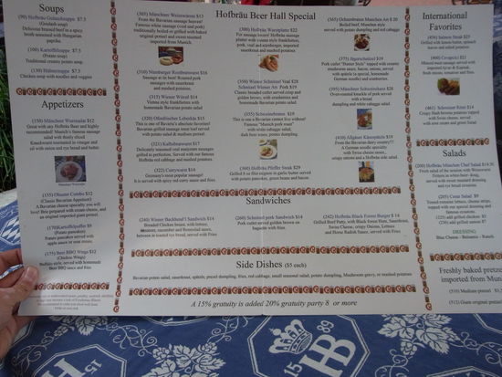 Speisekarte: Apfelstrudel, Nürnberger Bratwürste, Jägerschnitzel...alles, was das Herz begehrt.