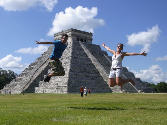 Wir springend vor El Castillo