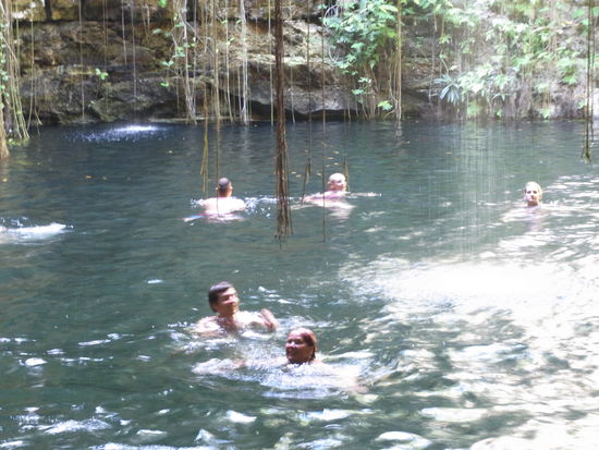 Alex beim Abkuehlen in der Cenote