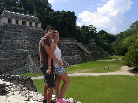 Wir vor dem Templo de las Inscripciones