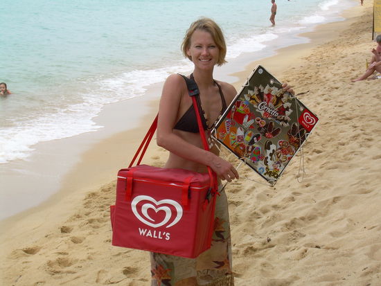 So sah ich als Eisverkaueferin am Strand aus, hab sogar eins verkauft