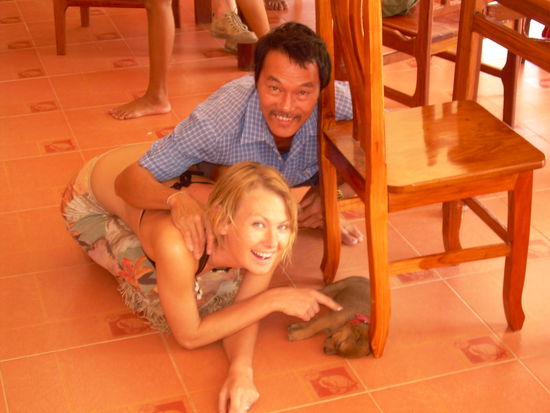 In Koh Samui samt Resortbesitzer und kleinem Wachhund