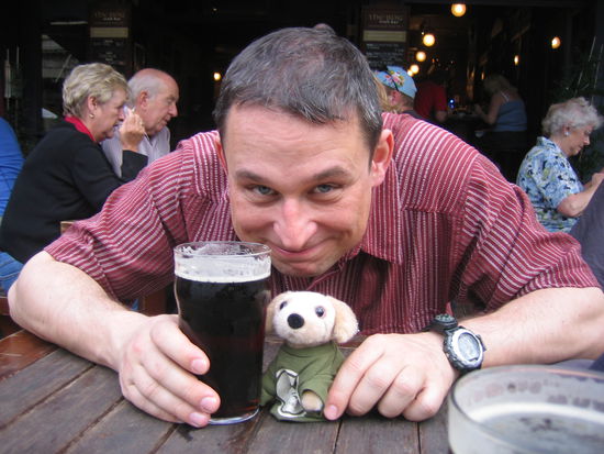 Little Murphy hat jetzt was zum Anziehn und mag das Dunkle Bier im Bog - einem sehr netten Irish Pub auf dem Strip in Christchurch