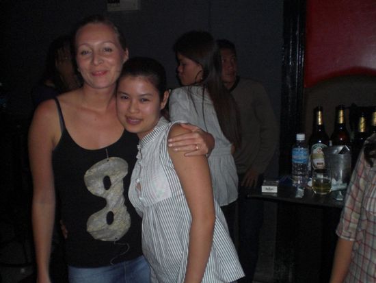 Manu mit meiner Cousine Thao und eine Menge LaoBeer (mit Eiswuerfel??)