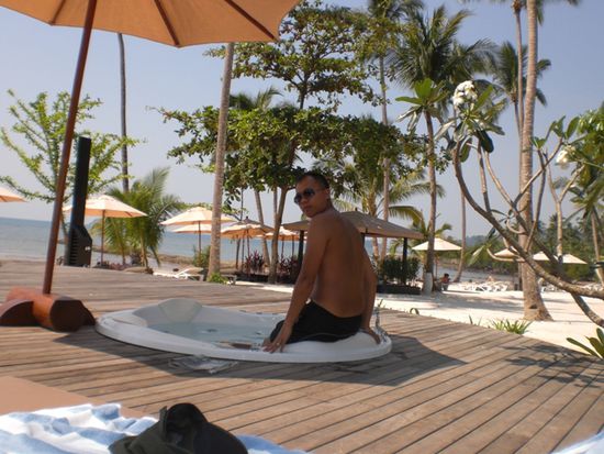 Sogar ein Jacuzzi am Hotelpool. Mit Blick auf's Meer. Was will man meer.