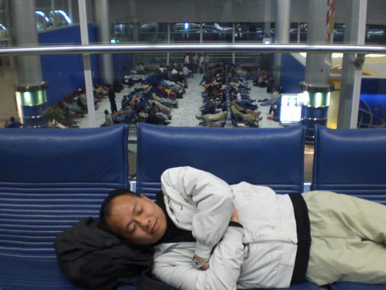 Dubai Flughafen...ich tu nur so aber die Anderen nicht 