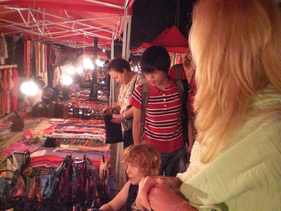 Nachtmarkt...die Manu und Mama feilschen wie die Profis mit den Haendler.