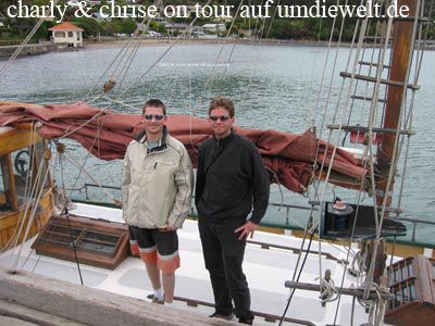 Zwei Landratten auf einem Schiff.