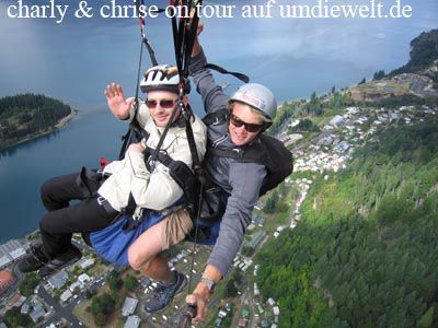 Paragliding ueber Queenstown.