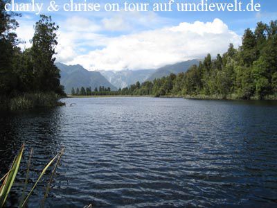 Der Lake Matheson, leider sind wegen des bischen Winds keine Spiegelbilder zu sehen. Auch der Mount Tasman und der Mount Cook verstecken sich in den Wolken.