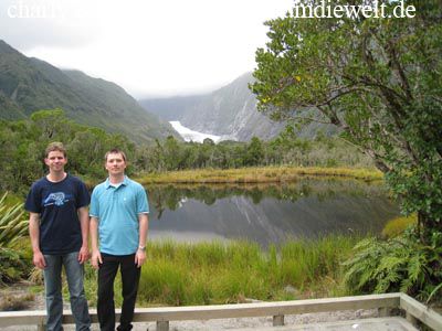 Hinter uns Peters Pool und der Franz Josef Glacier. Hier gibts ein Spiegelbild
