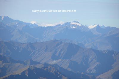 Von oben hat man Ausblick auf die weit entfernten schneebedeckten Berge der Südalpen.