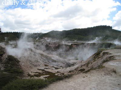 Dampfende Krater und der Geruch von faulen Eiern