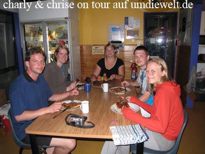 Gemeinsames Essen in Rotorua (vl Chrise, Bettina, Bodil, Daniel, Sigrid)