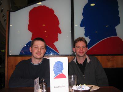 Kurz vor Abflug nach Hongkong. In der Goethe-Bar auf dem Flughafen London.