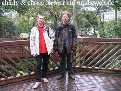 Wir zwei im zoologischen Garten von Hongkong, genauer gesagt in einem riesigen Vogelkaefig.