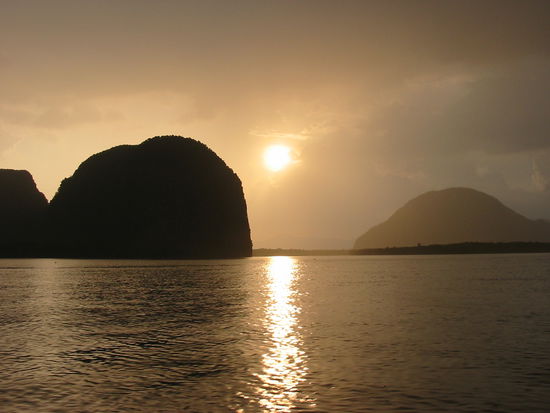 sonnenuntergang in der bucht von phang nga