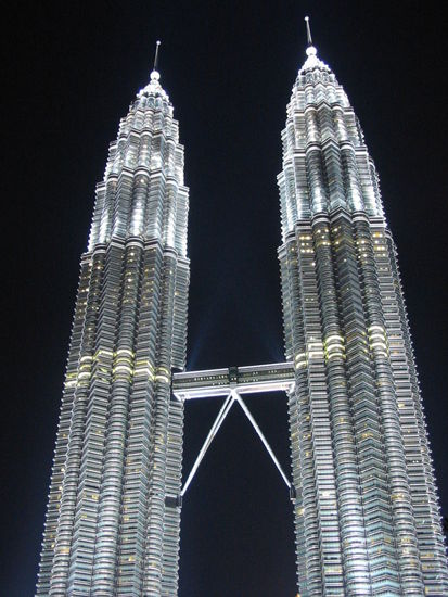 die petronas-towers bei nacht