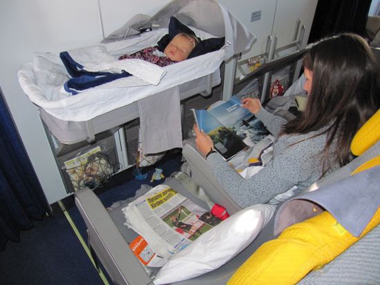 Yolanda im Babybassinet