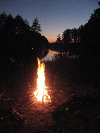 Den Abend am Feuer und Sonnenuntergang ausklingen lassen