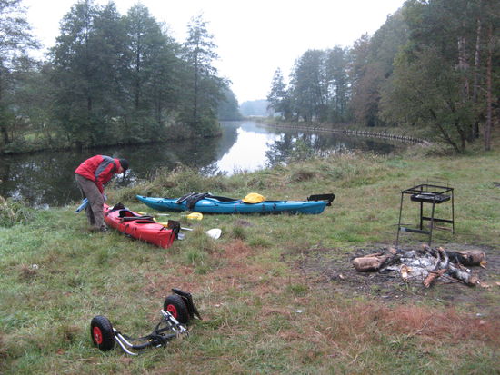Dann mal wieder die Boote beladen, was allmälich immer schneller und besser funktioniert!