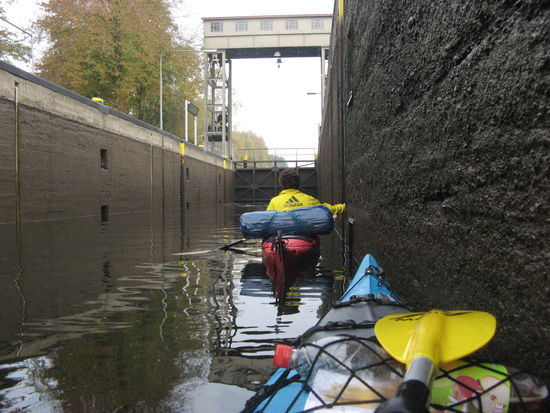 Wir mit unseren kleinen Booten ganz allein in der großen Schleuse