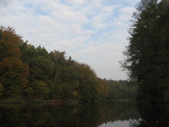 Die wunderschönen herbstlichen Kanäle und Seen haben wir fast für uns alleine, nur ab und an begegnet man anderen Booten