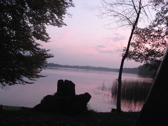 Man macht das Zelt auf und blickt auf einen herlichen Sonnenaufgang