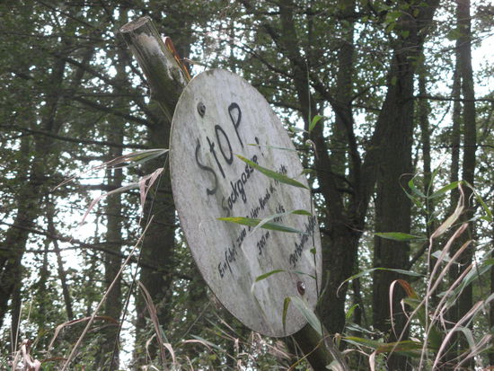 ...bis dieses Schild kam: "STOP Sackgasse! Einfahrt zum Bolter Kanal 300m rechts. Der Bürgermeister" 
Scheint ja schon einigen vor uns passiert zu sein^^