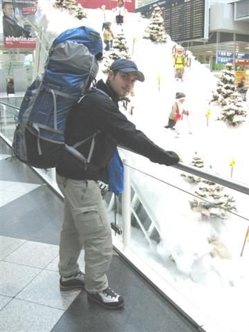 Chris am Flughafen Munich mit noch mehr Sack & Pack (soll auch bis minus 25 Grad Celsius reichen)