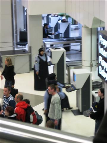 "huebsche" Flughafen-Kontrolleurinnen in Doha