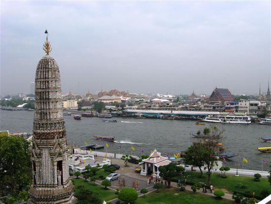 Blick von Wat Arun auf Golden Palace und River Chao Praya