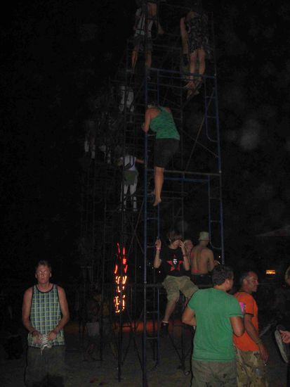 und rauf aufs Geruest :-O
wenn es einen aushaelt, dann wirds ja doch auch 10 aushalten (Rauschlogik)