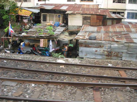 Armenviertel entlang der Bahngleise vor der Einfahrt in den Bahnhof von Bangkok