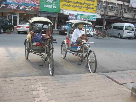 auf so einer Fahrradrikscha lässt sichs auch gut schlafen, wenn kein Kunde in der Nähe ist