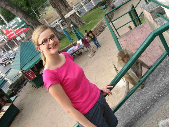 Gerti auf der Stiege zum Affenschrein