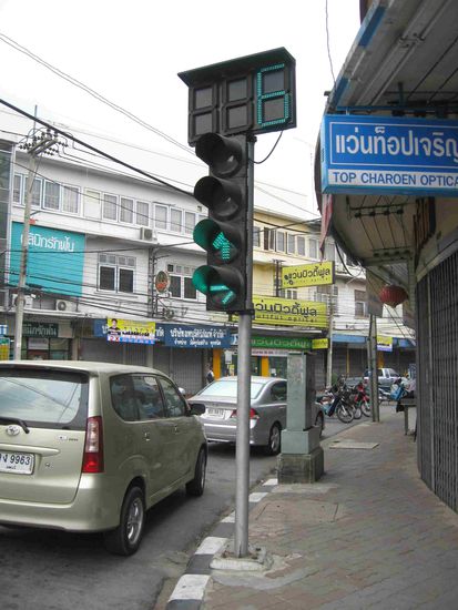 praktisch finden wir, dass thailändische Ampeln anzeigen, in wie vielen Sekunden die Farbe wechselt (gibt es auch in anderen Ländern, wie zB China, Ägypten etc.)