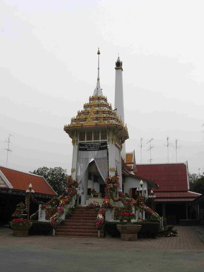 Krematorium - wunderschön mit Blumen geschmückt