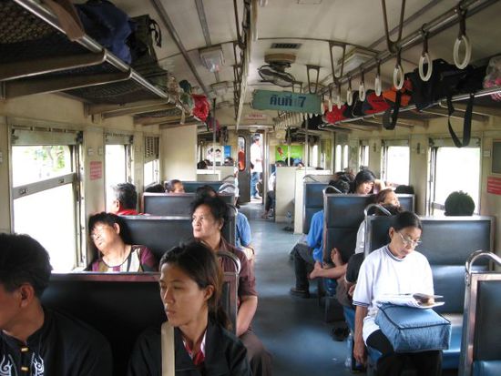 im Zug nach Ayutthaya für 20 Baht (ca. EUR 0,40...).
