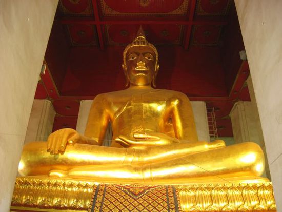 noch ein großer goldener Buddha