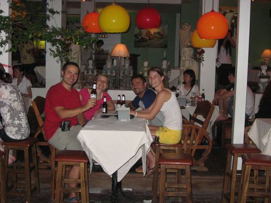 mit Robert und Marion bei einem Abschiedsbierchen in Bangkok (die beiden sind etwas später nach Thailand gekommen und wir wollten uns treffen; da Thailand aber gar nicht so klein ist, ist es sich erst am letzten Abend ausgegangen)