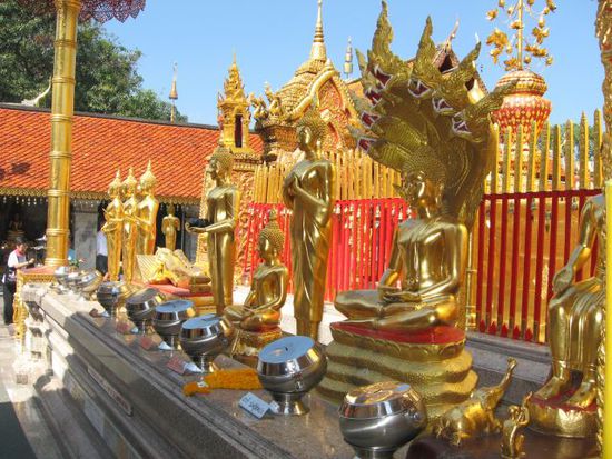 diverse Buddhas im Suthep-Tempel